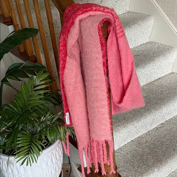 Shiraleah Chicago Large Pink Red Ombre Fringed Scarf - Picture 2 of 9